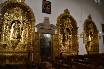 Interno molto decorato del convento di Santa Clara