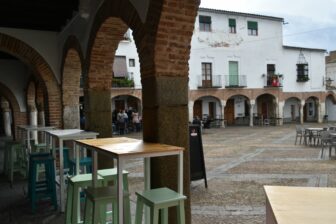 スペイン、サフラのPlaza Chica に面したシーフード店、La Choqueraの外のテーブル