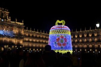 スペイン、サラマンカのPlaza Mayor で年越しを祝うために集まった人々