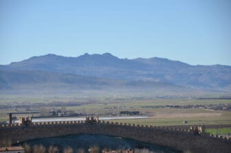 スペイン、アビラの城壁の先に見える山の光景