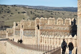 スペイン、アビラの城壁を歩く人々