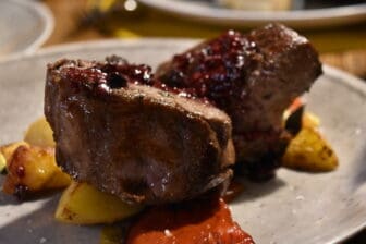 イタリア、アオスタにあるレストラン、トラットリア・プレトリアの鹿肉料理