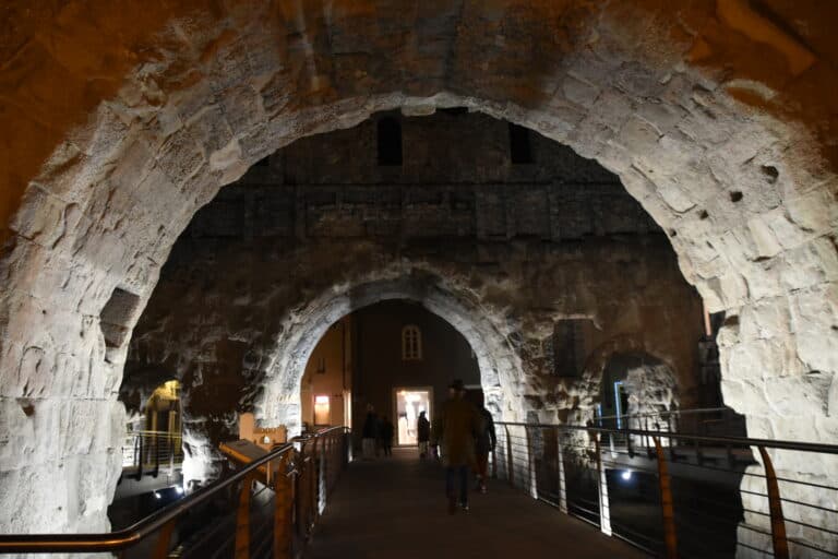 Un ristorante proprio di fianco ad una Porta, ad Aosta