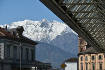 イタリアのヴァッレ・ダオスタ州の州都、アオスタのバスステーションから雪山を見る
