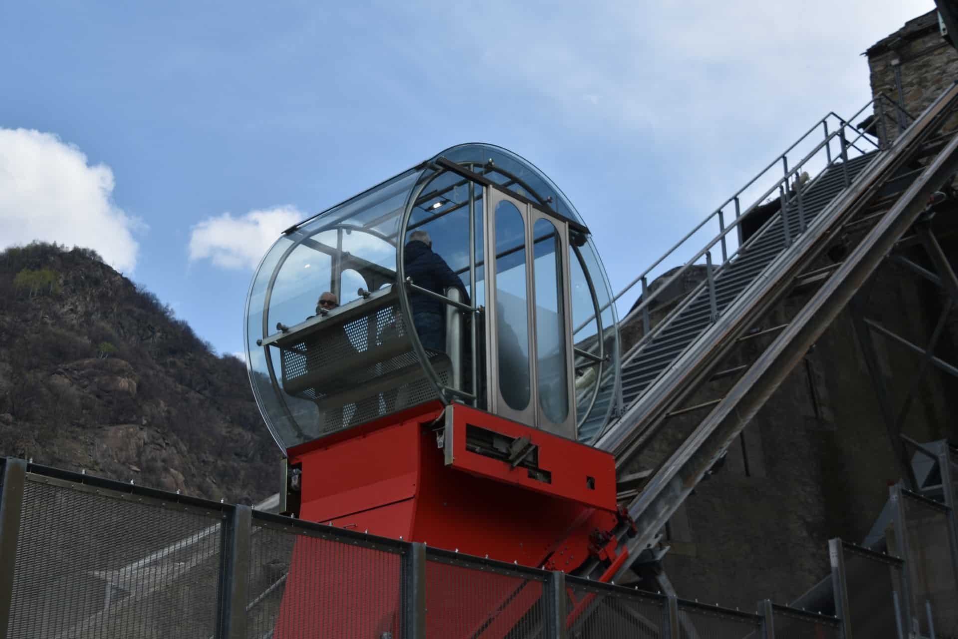 イタリア、ヴァッレ・ダオスタ州のバール要塞のエレベーター