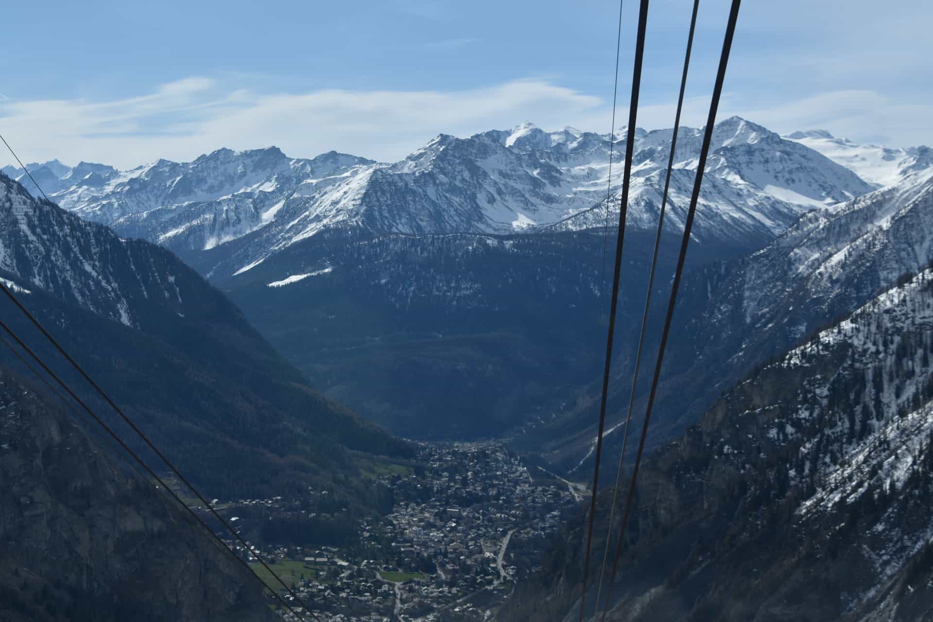 イタリア、モンテ・ビアンコに上るスカイウェイから見た下界