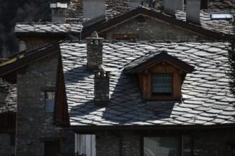 イタリアのヴァッレ・ダオスタ州の村、プレ・サン・ディディエ村の伝統的な家の屋根