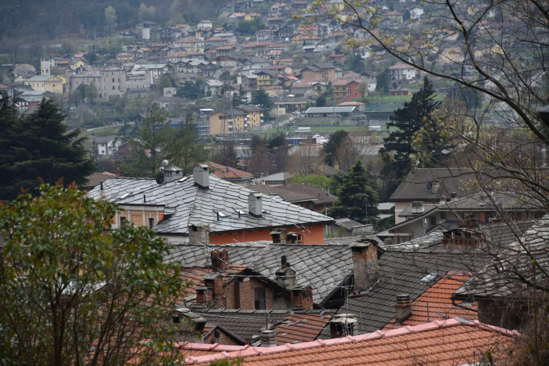 イタリア、ヴァッレ・ダオスタ州にあるヴェレス城の丘から見下ろしたヴェレスの町