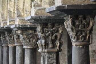 イタリア、ヴァッレ・ダオスタ州のアオスタにあるSt. Orso Collegiate Church の回廊の柱