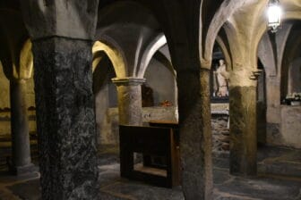 イタリア、ヴァッレ・ダオスタ州のアオスタにあるSt. Orso Collegiate Church のクリプト