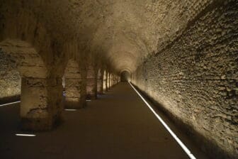 イタリアのアオスタにあるクリプトポルティクスの長い回廊