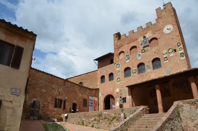 A Certaldo, Palazzo Pretorio con una sala da te giapponese