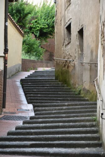 イタリア、トスカーナ地方のチェルタルドの新市街から旧市街への階段