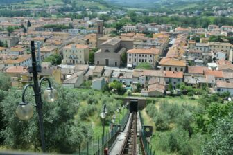 フニコラーレから見下ろしたイタリア、トスカーナ地方のチェルタルドの新市街