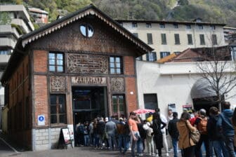 una lunga coda per prendere la funicolare