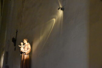 イタリア、トスカーナ地方の町、ポッジボンシにある教会Chiesa di San Lorenzoの中の彫像