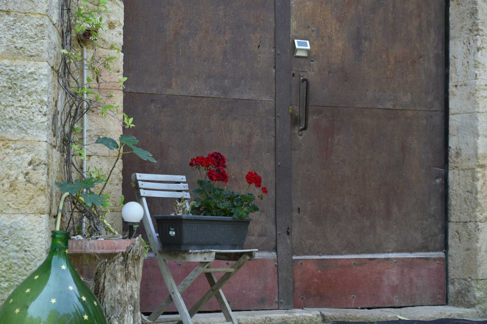 イタリア、トスカーナ地方の町、ポッジボンシにあるCastello di Badiaの管理人の館の扉