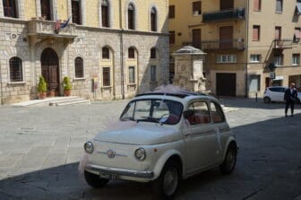 una vecchia Fiat 500 parcheggiata di fronte alla Collegiata di Santa Maria Assunta 