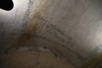 イタリア、トスカーナ地方のチェルタルドにあるPalazzo Pretorio内の牢獄の天井の落書き