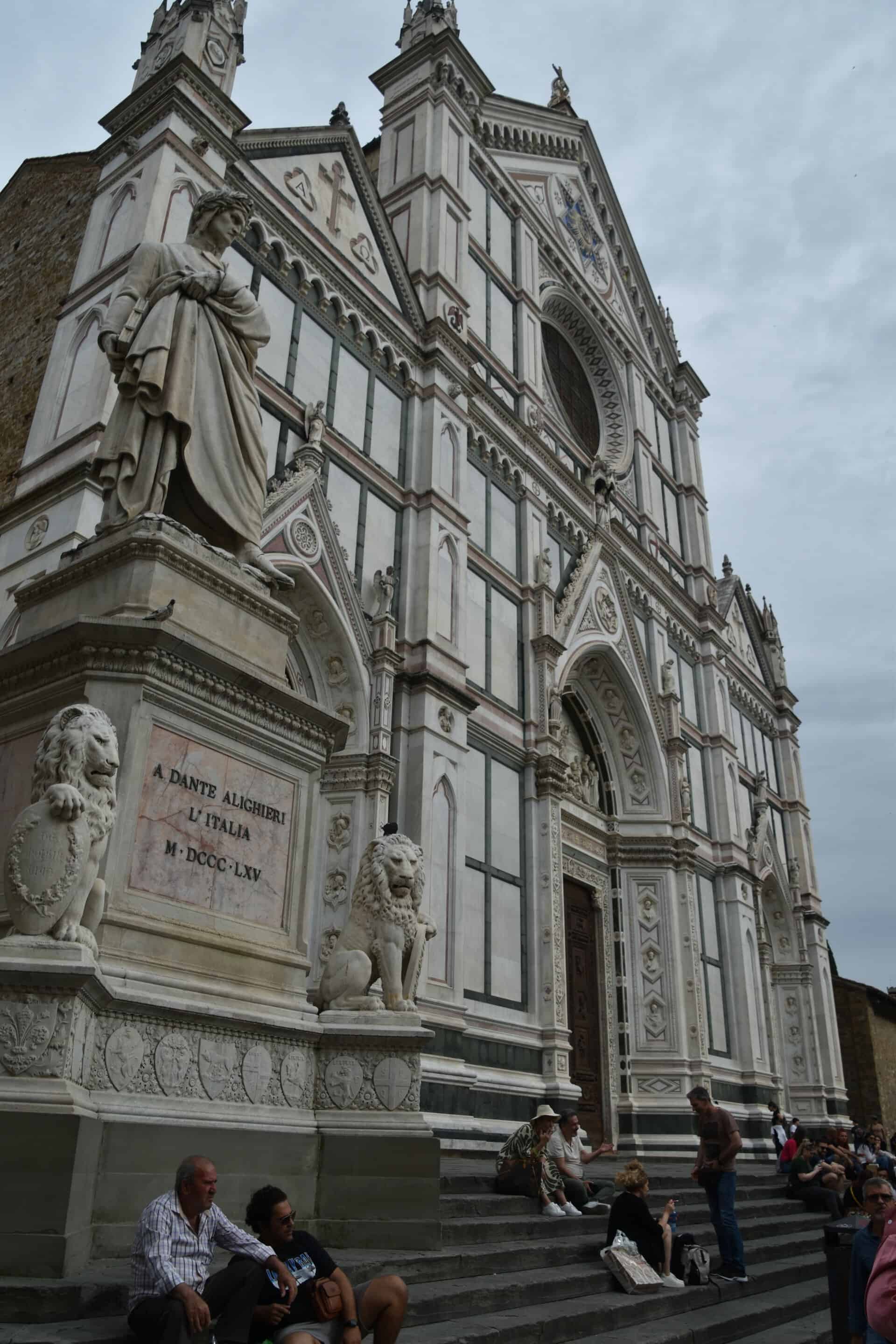 イタリア、フィレンツェのサンタ・クローチェ教会とダンテ像