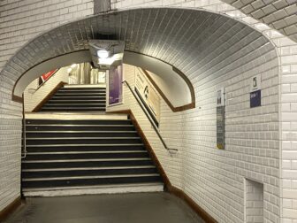 フランス、パリの地下鉄駅構内の階段