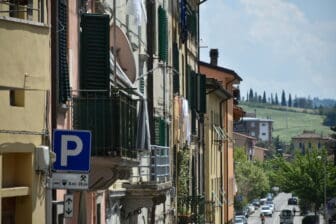 イタリア、トスカーナ地方のポッジボンシのレストラン、Ristorante Italiaへの道すがら