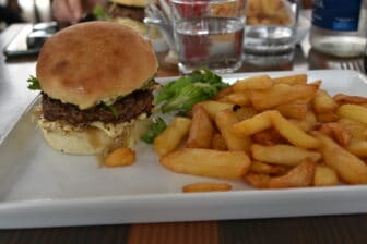 フランス、バルビゾンのレストランで食べたハンバーガー