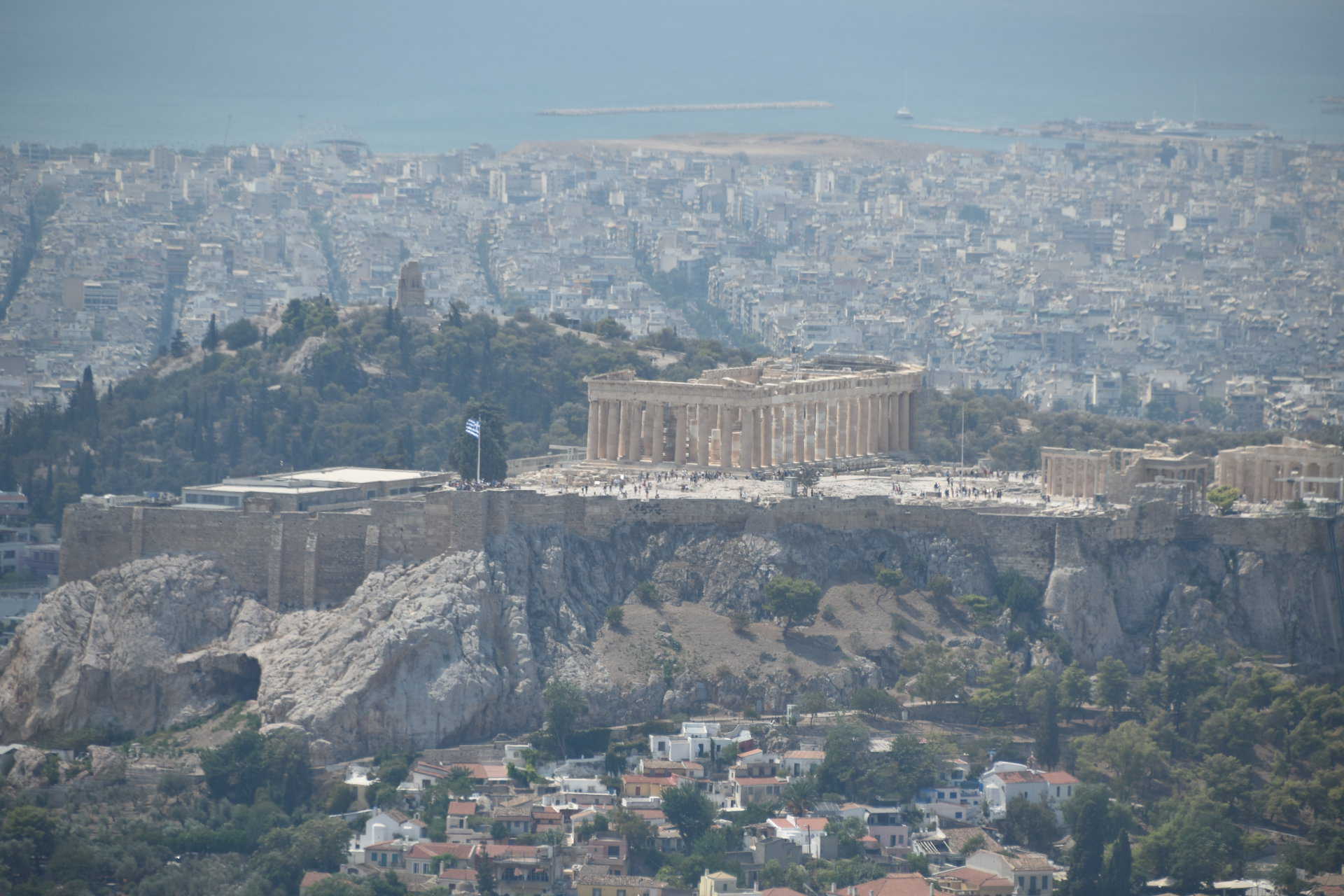 ギリシャ、アテネのリカヴィトスの丘から見たアクロポリス