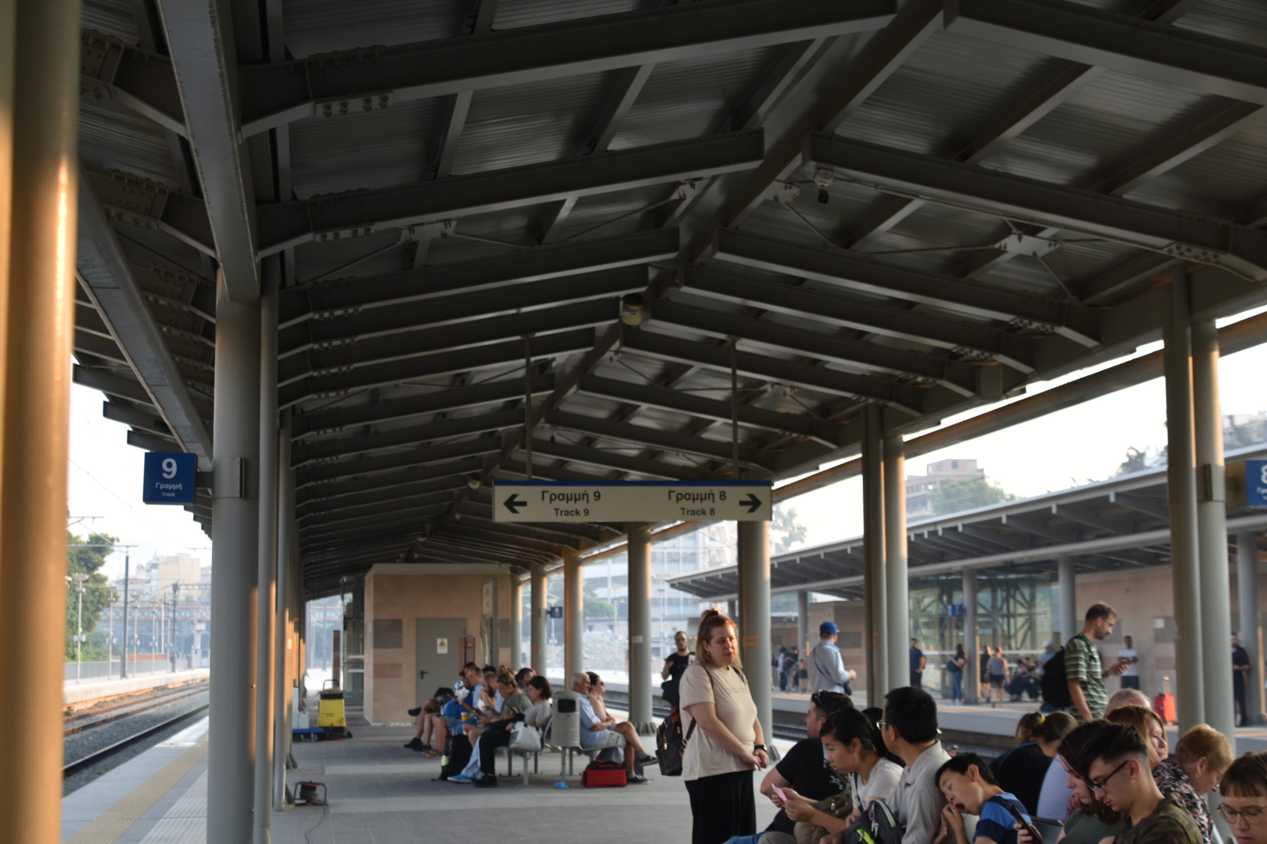ギリシャ、メテオラ行きの列車が出るラリッサ駅のプラットフォーム