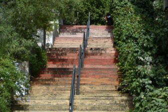ギリシャ、アテネのリカヴィトスの丘に登るケーブルカー乗り場への階段