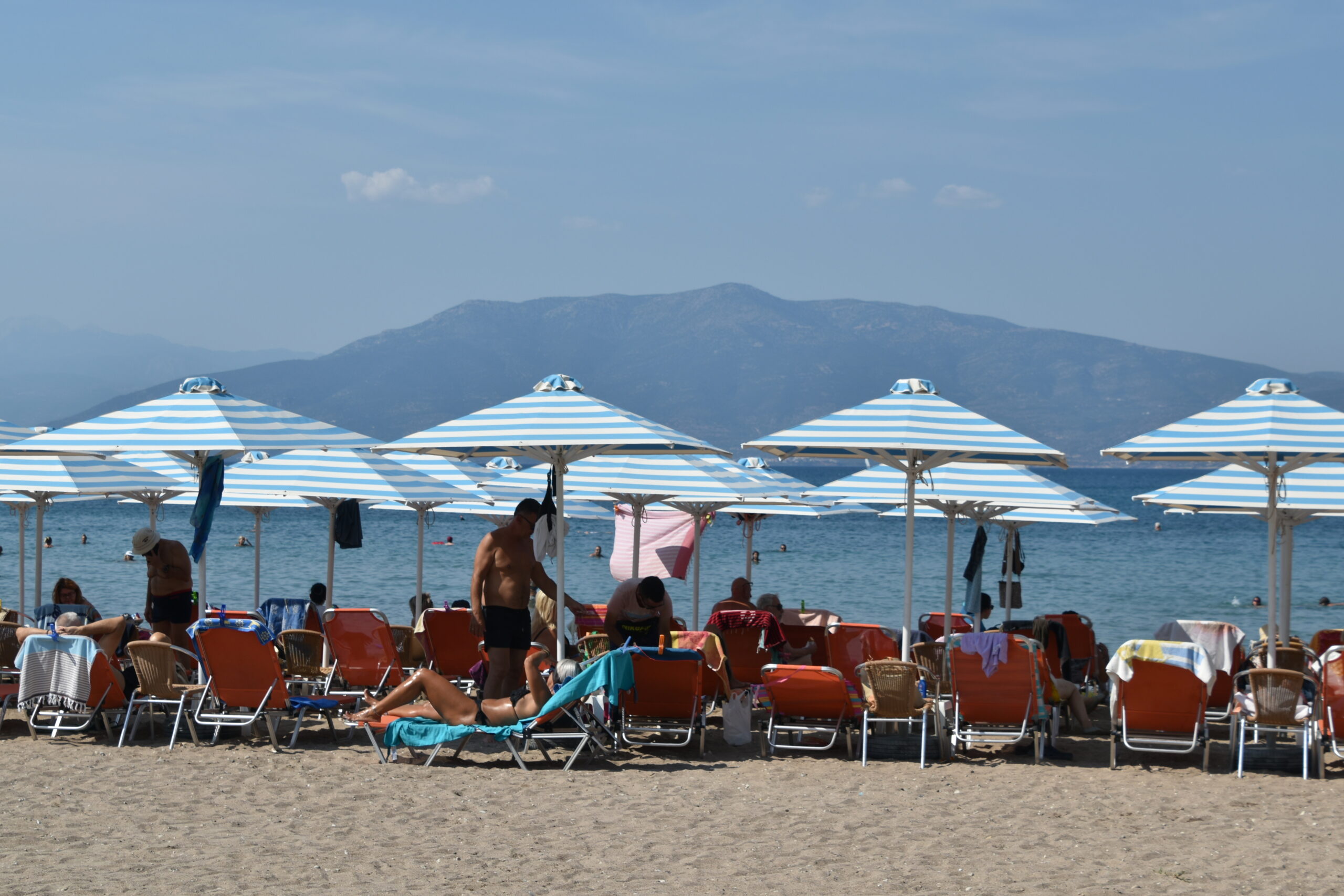 ギリシャ、ナフプリオ郊外のカラソナ・ビーチに並ぶパラソル