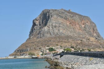 ギリシャ、モネンバシアの土手道から島を振り返る