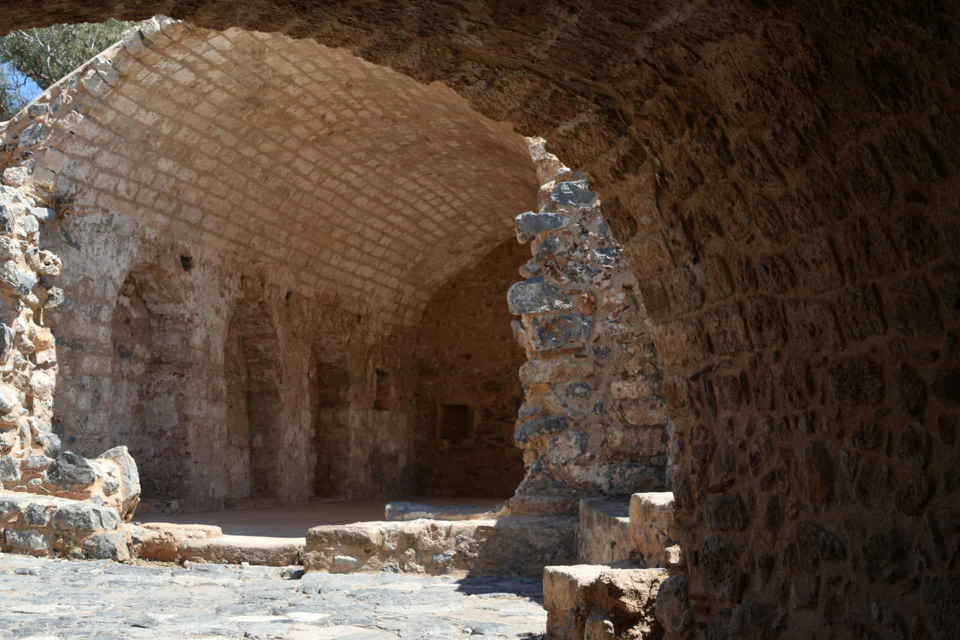 要塞の遺跡が残るギリシャ、モネンバシアの「上の町」