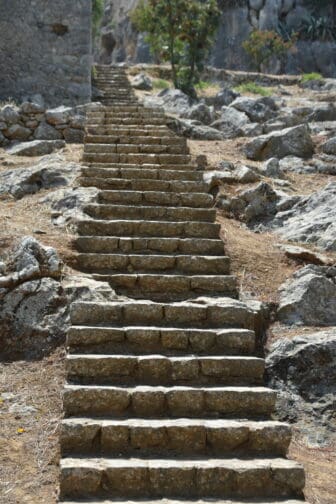 ギリシャ、ナフプリオのパラミディ要塞と町を結ぶ階段