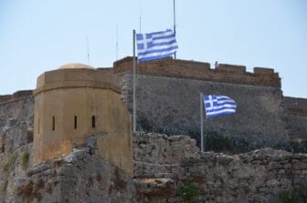 ギリシャ、ナフプリオのパラミディ要塞と国旗