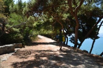 ギリシャ、ナフプリオのカラソナ・ビーチへの散歩道は幅広