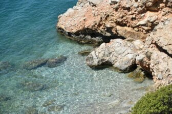 ギリシャ、ナフプリオのカラソナ・ビーチへの散歩道から見下ろした海