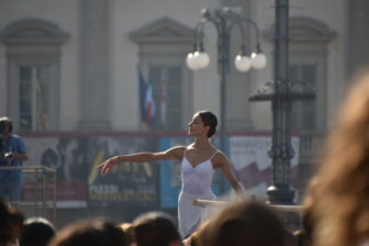 イタリア、ミラノで開催されたイベント「オン・ダンス」でお手本を見せるニコレッタ・マンニ