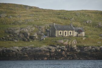 スコットランド、ヘブリディーズ諸島のバラ島の荒涼とした自然の中の家