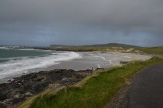 スコットランド、ヘブリディーズ諸島のバラ島は風が強く変わりやすい天気