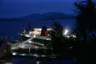 スコットランド、ヘブリディーズ諸島のバラ島のホテル、カッスルベイ・ホテルのラウンジから見たフェリー