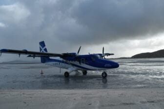 スコットランド、ヘブリディーズ諸島のバラ島のビーチに着陸したプロペラ機