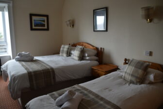 スコットランド、ヘブリディーズ諸島のバラ島にあるホテル、カッスルベイ・ホテルの部屋