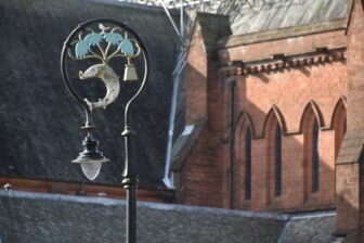 スコットランド、グラスゴーの大聖堂付近の街灯にも、聖マンゴーにちなんだものが