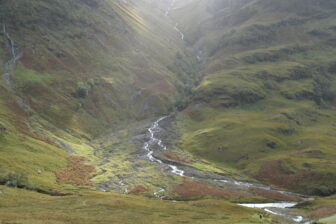 スコットランド、ハイランドにあるグレンコーに流れる小川