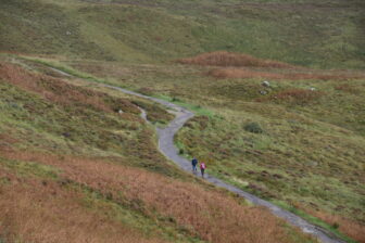 スコットランドのハイランドにあるグレンコーを歩く人々