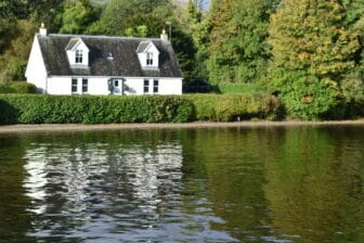 a house on the Loch Lomond seen during the Highlands tour in Scotland