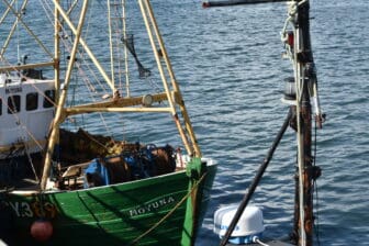 スコットランド、オーバンの港に停泊する漁船