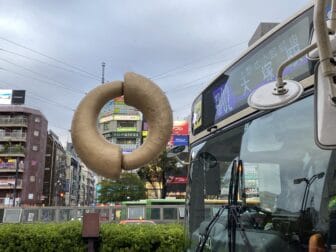 東京、錦糸町の駅前から上野へ向かうバス