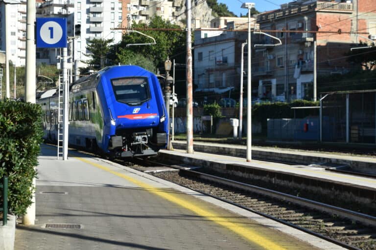 イタリアのシチリア島、チェファルの鉄道駅